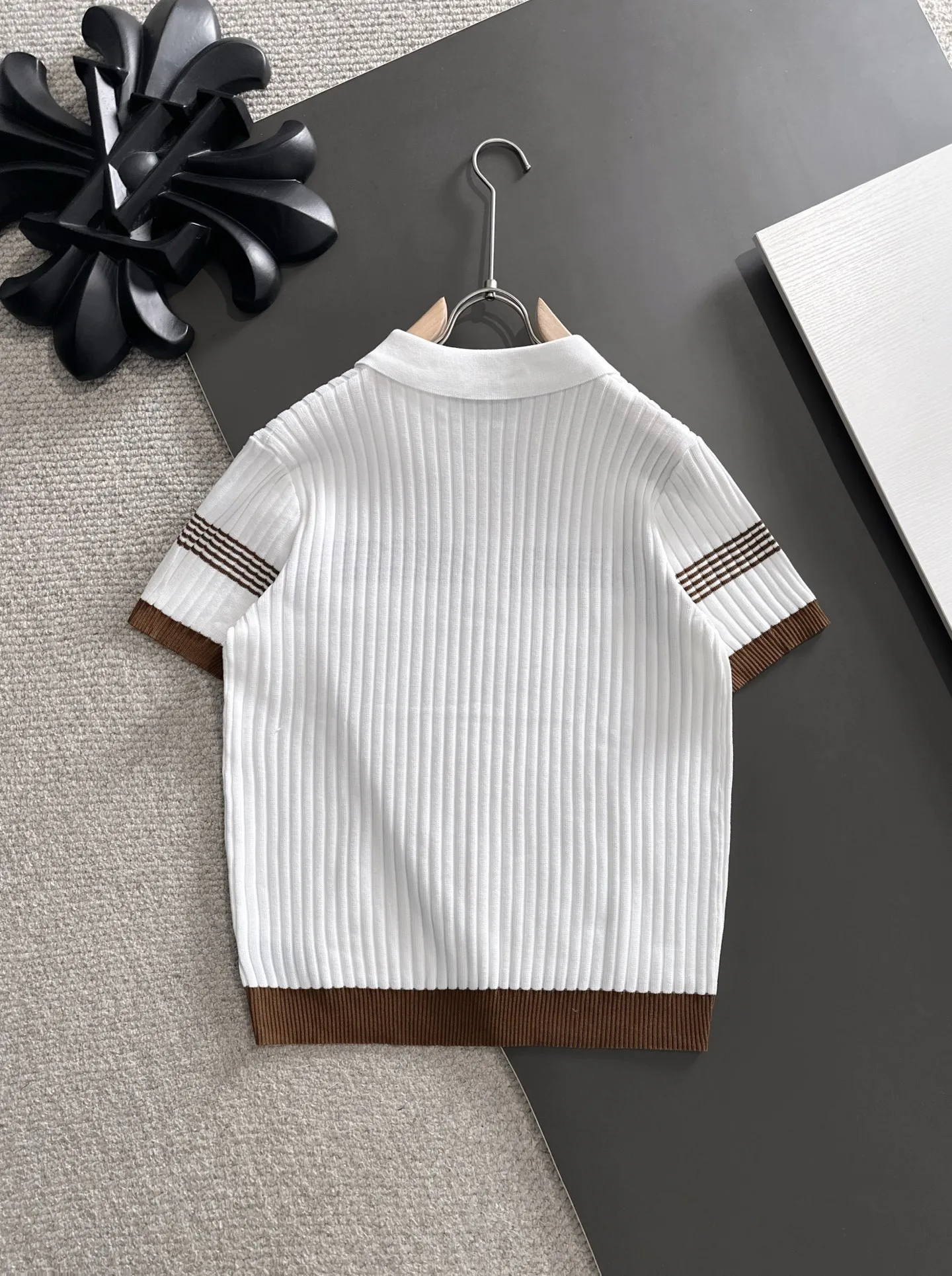 Next day shipment LP high quality Loro Piana 26ss New Arrival men's short-sleeved T-shirt Made of combed cotton yarn knitted cotton fabric, no pressure when entering and exiting the counter Exclusive control of raw materials It feels substantial when weighed, and the upper body is more textured than ordinary T-shirts. This texture can cope with the weather easily and is suitable for both hot and cold! Loose fit design, looks noble. The only correct version is available Size: M to XXXL